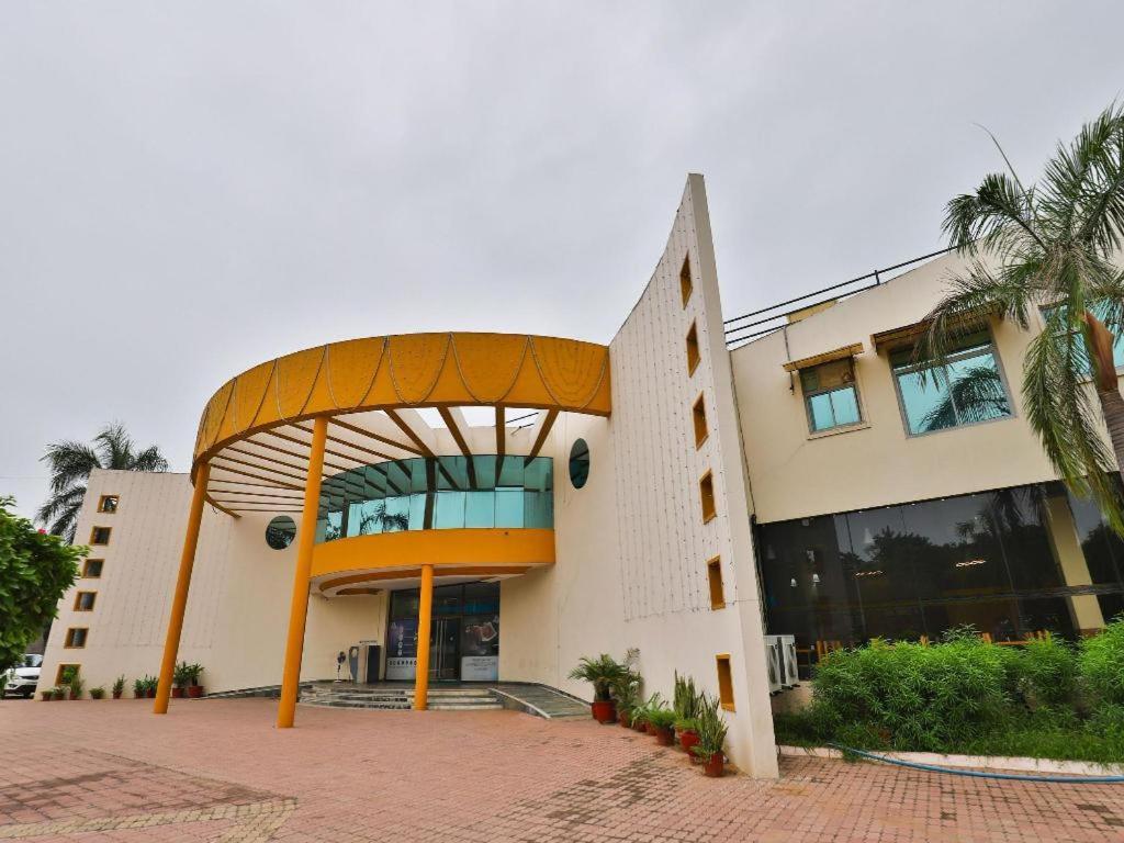 Infocity Club And Resort Gandhinagar Exterior photo